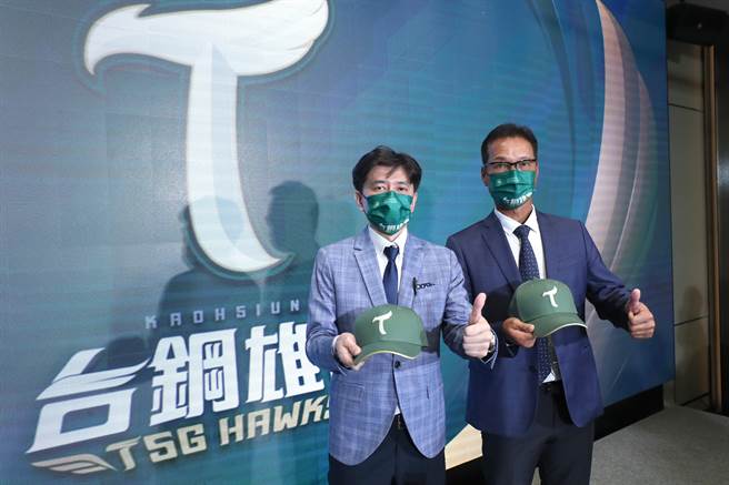 台鋼雄鷹領隊劉東洋（左）宣布前樂天桃猿首席教練林振賢（右）擔任統籌教練，為未來自辦測試會的球員選訓及物色新教練努力。（鄭任南攝） 