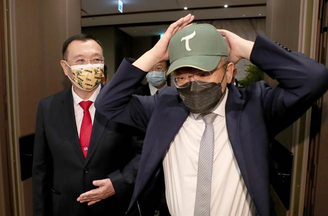 中職會長蔡其昌（右）手持台鋼雄鷹隊的球帽與台鋼集團會長謝裕民（左）走進會場，搶先向媒體宣布台鋼雄鷹的球帽與隊徽。（鄭任南攝） 