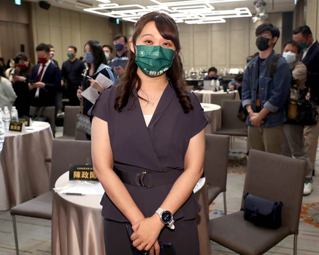 台鋼集團會長謝裕民的女兒謝汶芳也以台鋼雄鷹球團董事的身分出席典禮，期盼能為台灣職棒盡一份心力。（鄭任南攝）