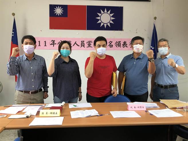 大、小金门5位寻求连任的乡镇长，今天下午「会师」齐赴国民党金门县党部完成登记。（李金生摄）