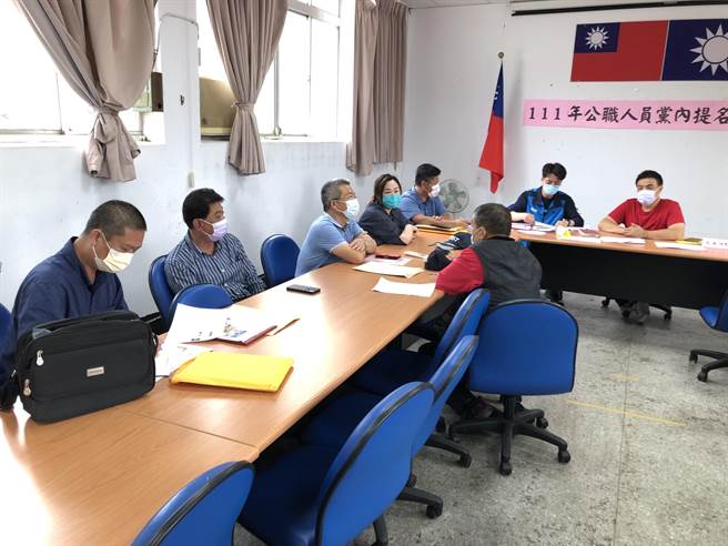 5位寻求连任的乡镇长相约到县党部完成党内登记，获得其他也领表参选村里长、乡镇代表等党员同志的祝福。（李金生摄）