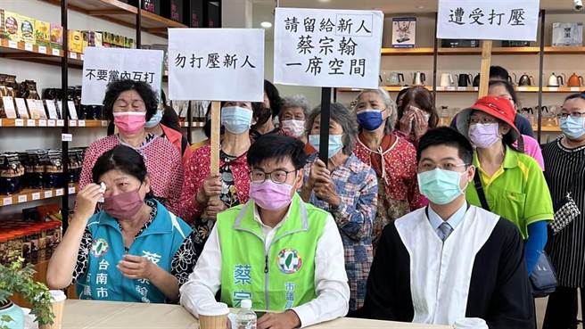 民进党台南市议员第一选区参选人蔡宗翰（第一排中），初选期间疑涉违反党内规定，遭民进党中执会讨论后，决定暂缓提名。（本报资料照片）