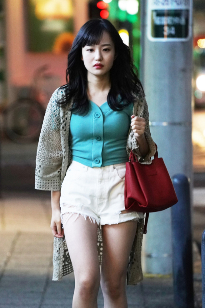 現年24歲的森迫永依近期演出大解禁，穿性感低胸熱褲裝，網友驚喜直呼「長大了」。(圖/ 摘自森迫永依推特)