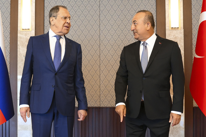 拉夫罗夫（左）在与卡夫索格鲁会谈后，宣称在解决乌克兰黑海粮食出口问题上，俄方「不须採取任何行动」。（图／美联社）