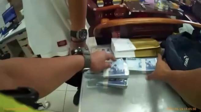 恒春8旬老妇日前遭假检警诈骗，一口气被骗走80万现金，所幸警方不仅逮获车手还把钱原封不动讨回来。（警方提供／谢佳潾屏东传真）