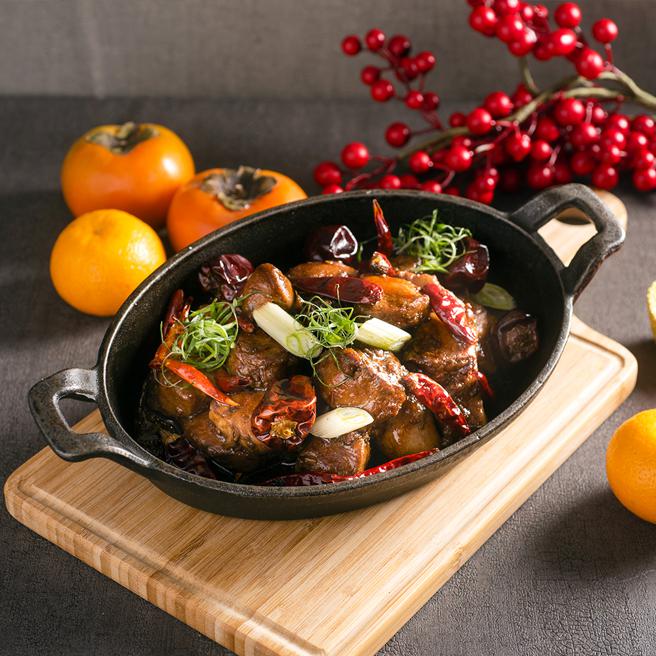 「椒麻鮪魚乾鍋」可嘗到飽滿細緻的鮪魚肉，滋味麻辣鮮甜。（六福旅遊集團提供）