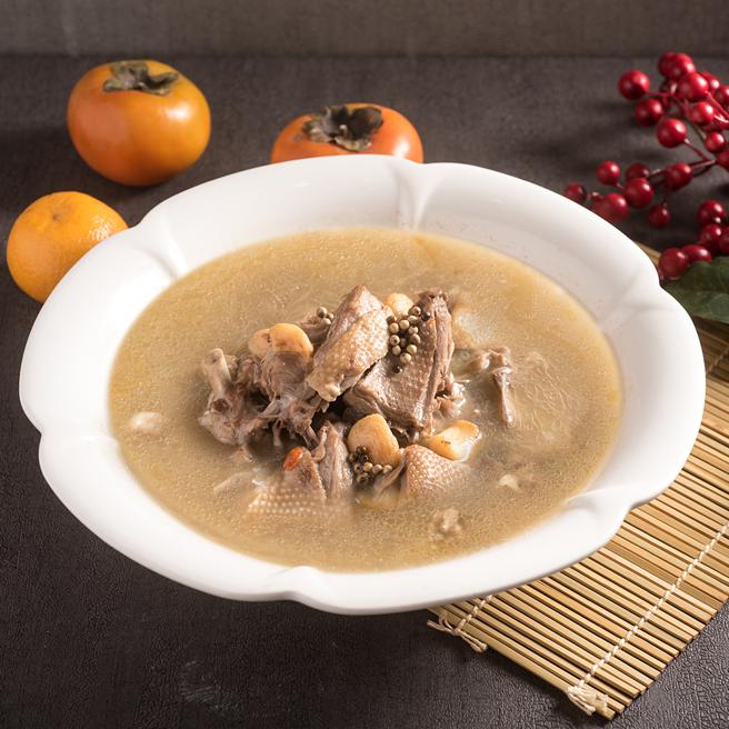 「暖心胡椒鴨」嚴選國產鴨隻熬製醇厚湯頭，以白胡椒提味。（六福旅遊集團提供）