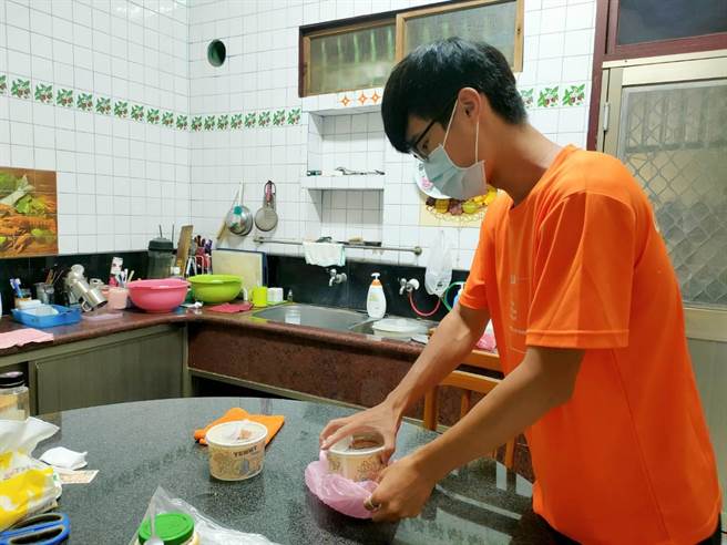 弘道老人福利基金會屏東服務處的照服人力目前剩12至13人輪流照護100人，但工時增加不影響照服品質。（謝佳潾攝）