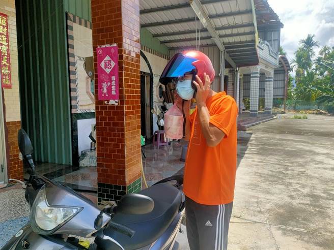 弘道老人福利基金會屏東服務處的照服人力目前剩12至13人輪流照護100人，但工時增加不影響照服品質。（謝佳潾攝）