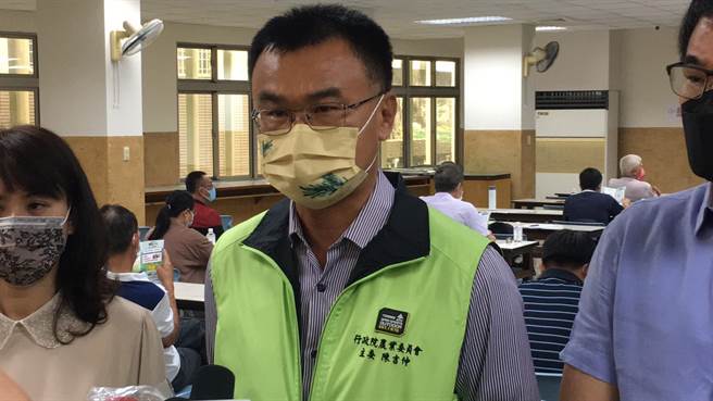 農委會主委陳吉仲（中）8日到斗南鎮農會宣導水稻收入保險、基期年農地稻作4選3、硬質玉米轉作政策。（周麗蘭攝）