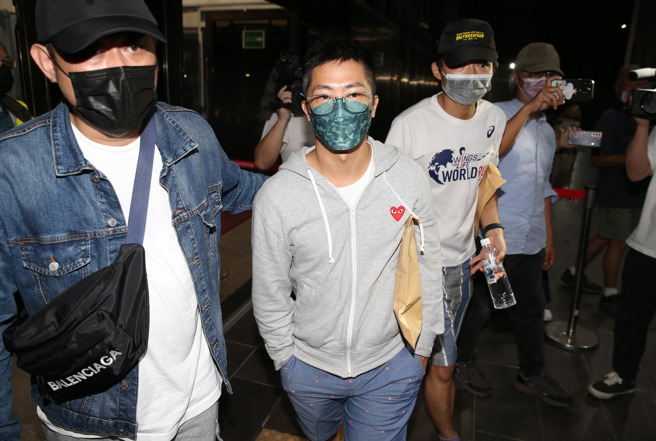 超马好手林义杰（中）被检警怀疑涉嫌包揽诉讼案件遭搜索约谈，8日晚间以20万元交保。（姚志平摄）