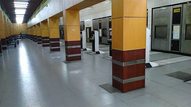 高雄市政府近日将市立殡仪馆空间最大的景行厅作为确诊死者临时冰柜区，要送往火化场也较近。（市殡提供／高雄洪靖宜传真）