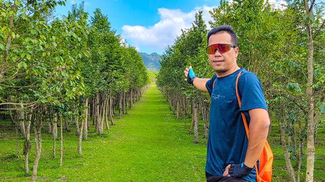 铁哥花14天骑完16条自行车路线，期间与各地景点合照做纪录。（罗博原提供／谢佳潾屏东传真）