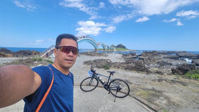 铁哥花14天骑完16条自行车路线，期间与各地景点合照做纪录。（罗博原提供／谢佳潾屏东传真）