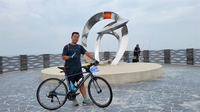 铁哥花14天骑完16条自行车路线，期间与各地景点合照做纪录。（罗博原提供／谢佳潾屏东传真）