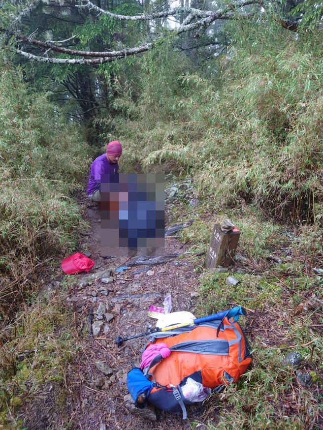 劉姓女山友獨自爬山卻被發現倒臥山徑中，山友將遺體先揹至桃山山屋，台中市消防局派員前往協助運送遺體。（台中市消防局提供）