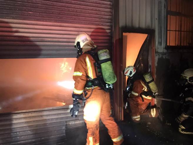 楊梅區和平路657巷一間鐵皮倉庫今晚發生火警。（桃消防第二大隊提供／蔡明亘桃園傳真）