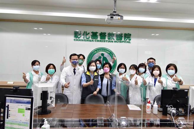 总统蔡英文4日造访彰基，未料前脚刚走，下午就爆出白色巨塔风波。(图／吴建辉摄)