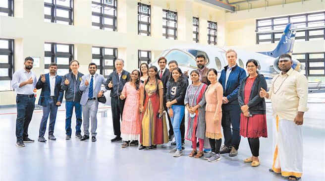 朝阳科大在校长郑道明（左五）的带领下，办学绩效卓越，连续五年进榜亚洲地区最佳大学排名。图／朝阳科大提供