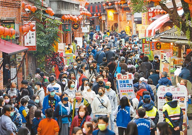 行政院核定明年政府机关办公日历表，3天以上连续假期共有7个，以农历春节假期10天为最多，图为今年228连假，以美食闻名的深坑老街挤满了人潮。（本报资料照片）