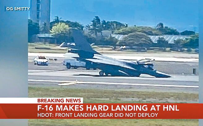 1架空军F-16自美飞台，在夏威夷檀香山机场迫降受损。（摘自HAWAII NEWS NOW 网站）