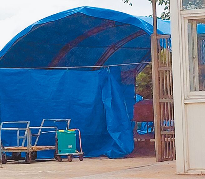 台中市民政局在大甲火葬场旁搭设棚子作为冰柜区，有殡葬业者及民眾向市议员李荣鸿反映，担心形成防疫漏洞。（台中市议员李荣鸿提供／林欣仪台中传真）