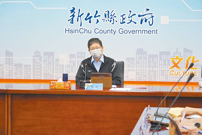 新竹縣長楊文科7日上午還在縣府主持縣務會議，結束後感覺身體不適，快篩發現陽性。（新竹縣政府提供／邱立雅竹縣傳真）