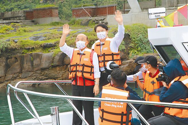 海科馆打造的研究船「潮境方舟1号」7日启航，行政院长苏贞昌（前左）、基隆市长林右昌（后左）搭船在望海巷保育区海域巡礼。（中央社）