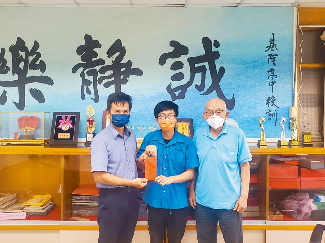 基隆高中学生唐于田（中），在艰困中考取6间国立大学。左为基中校长锺定先（左）、右为校友会总干事林鹤年。（摘自基隆高中脸书）