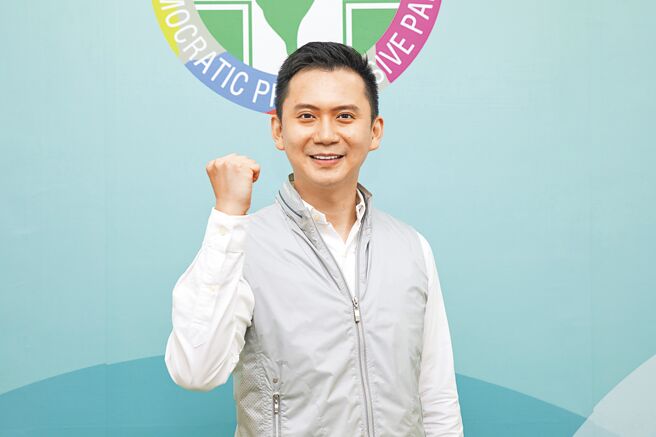 民进党郑朝方宣布参选竹北市长，将有输不得的压力。（罗浚滨摄）