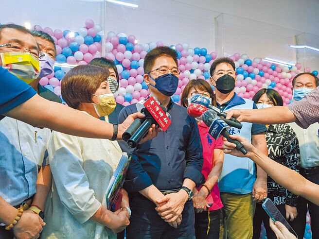 国民党秘书长黄健庭（中）7日到国民党高雄巿党部，针对高雄巿长人选与党籍议员座谈，会后接受媒体联访。（曹明正摄）