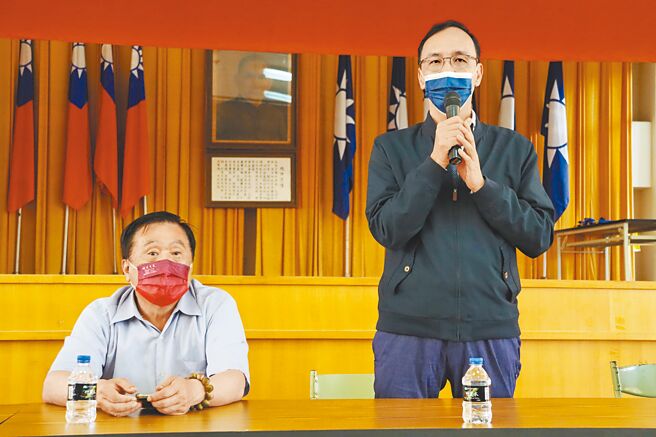 国民党不分区立委翁重钧（左）6月1日接任嘉义县党部主委，协助年底五合一选举的辅选工作，图为4月国民党主席朱立伦到嘉义县参加党部小组长精实训练的谈话画面。（本报资料照片）