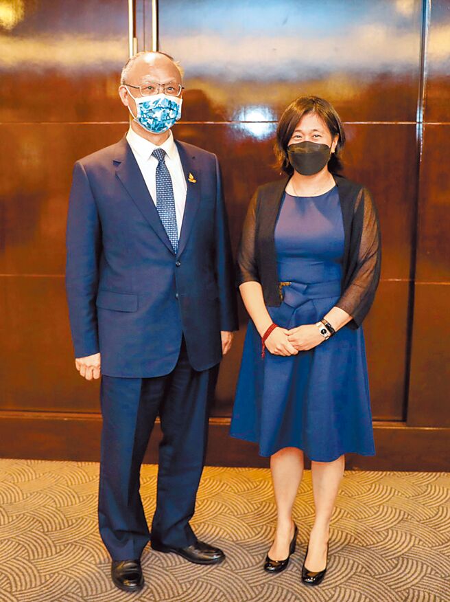 行政院经贸谈判办公室总谈判代表邓振中（左）表示，台美21世纪贸易倡议是中美两国签定贸易协定重要的过程，希望努力在蔡总统任内台美签定FTA。图为邓振中今年5月20日在曼谷与美国贸易代表戴琪会晤。（摘自美国贸易代表署发言人推特）