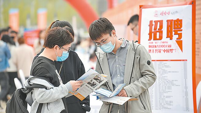 大陆网上提出「付费上班」累积经验的奇妙观点，随后却真传出有网游公司提出类似概念的「实践计画」，让求职者先缴交1万7800元人民币，就有机会获得网游开发职位。图为山西太原举行大型招聘会。（中新社）