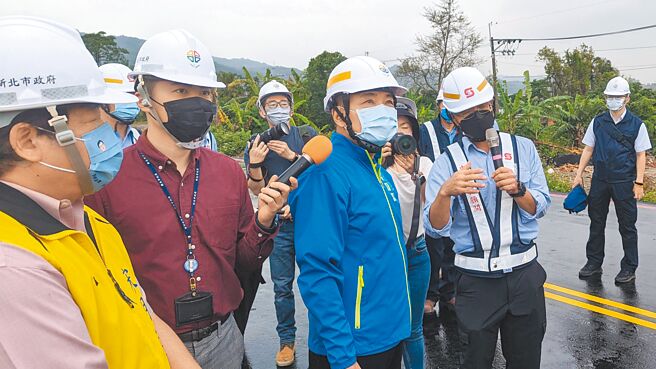 新北市长侯友宜昨前往塭仔圳视察，他指出，未来工程若完成，「可比拟台北信义计画区」。（黄敬文摄）