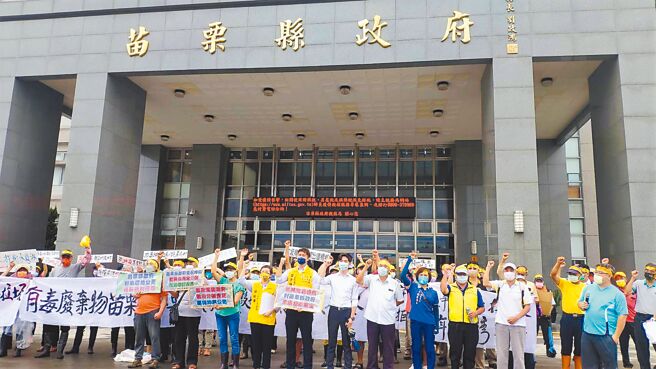 坤舆公司再度提出废弃物掩埋场试运转计画，反坤舆自救会7日号召50多人，再度前往苗栗县府前广场抗议。（李京升摄）