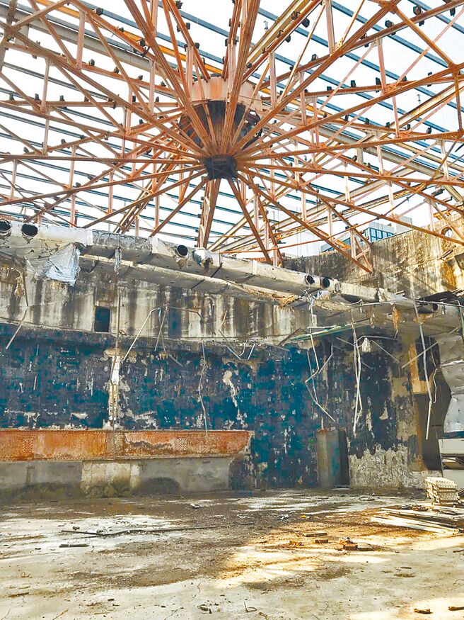 台中市「天外天剧场」，文史团体早年多次提报文资均未过关，与力主拆除的所有权人对峙多年。文化部指定「暂定古蹟」遭撤销后，所有权人即抢进强拆。（本报资料照片）