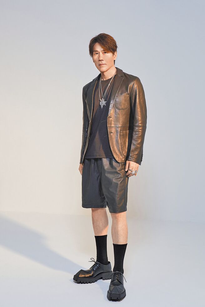 本届金曲奖主持人罗时丰，首度挑战短裤造型拍摄形象照。（台视提供）