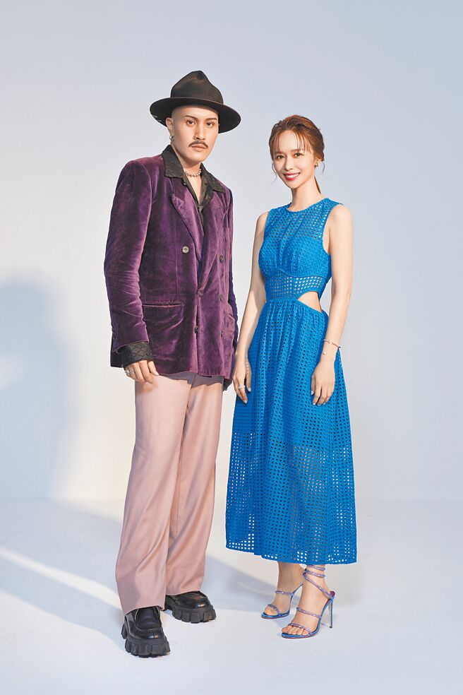 本届金曲奖星光大道由YELLOW黄宣（左）与陈明珠主持。（台视提供）