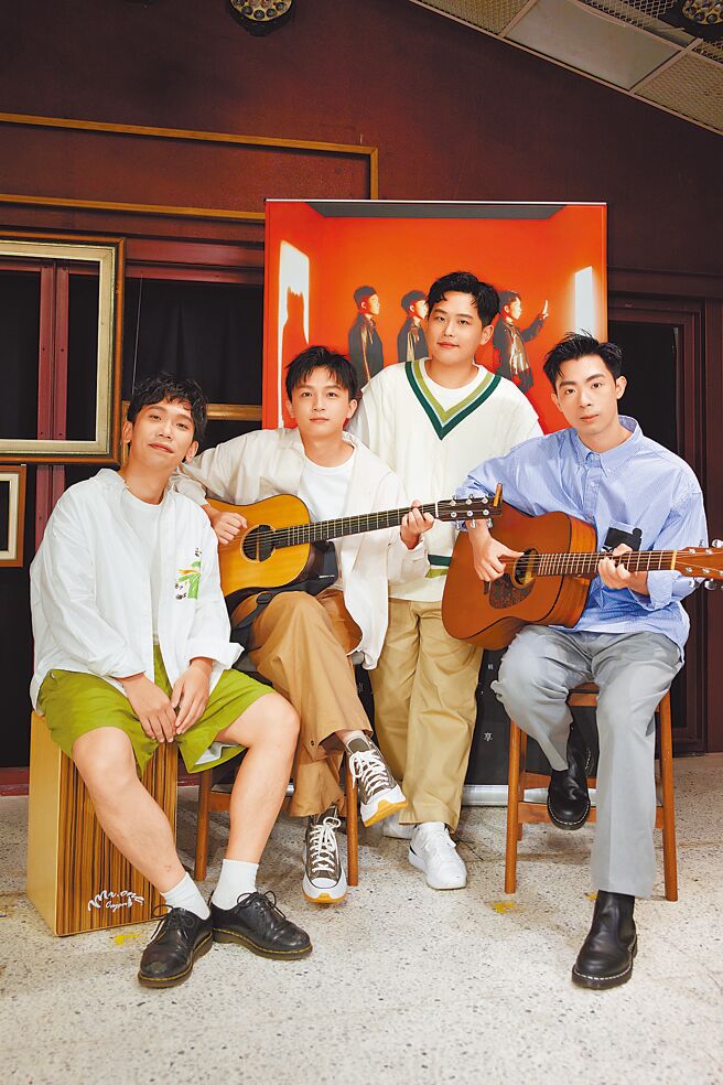乐团「理想混蛋」成员可沛（左起）、阿哲、鸡丁、建廷，昨举办新专辑记者会。（何乐音乐提供）