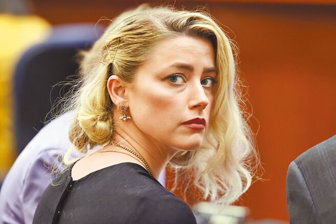 安柏赫德雖然輸了誹謗官司，但有妹妹惠妮赫德力挺。（美聯社）