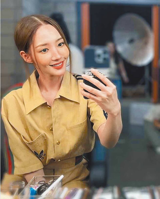 朴敏英身穿adidas x Gucci聯名系列服裝自拍，在社群引起粉絲討論。（摘自朴敏英IG）