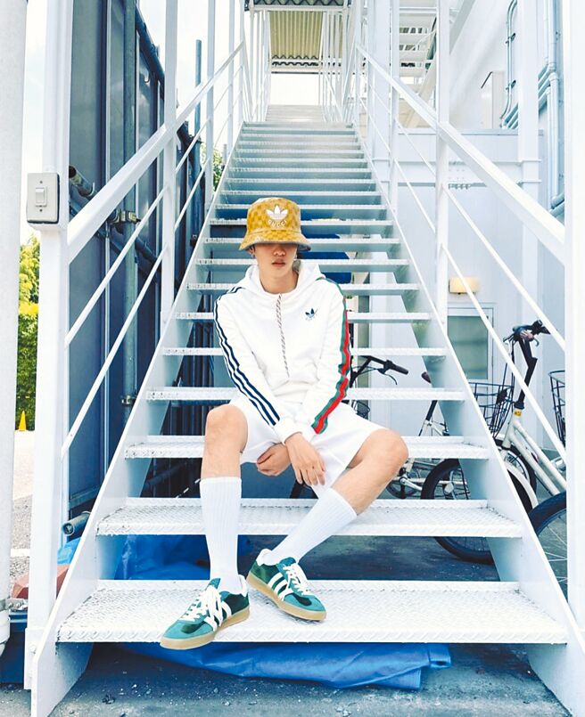 Gucci品牌大使志尊淳日前接受雜誌採訪時穿adidas x Gucci聯名系列，該系列上市日也特別以聯名系列運動套裝發文，向粉絲問候。（摘自志尊淳IG）