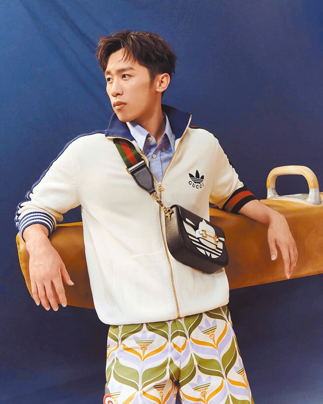 「鞍馬王子」李智凱穿adidas x Gucci聯名系列襯衫搭配運動外套，展現復古運動美學。（Gucci提供）