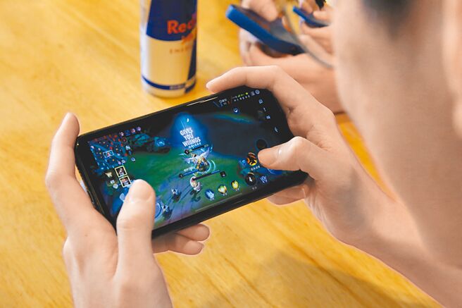 能量饮品牌Red Bull携手游「传说对决」推独家联名游戏特效（见图），即起至7月7日只要在7-11购买Red Bull即可获得特效兑换序号，共3款样式随机派送，限量95万组送完为止。（Red Bull提供）