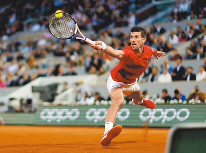 现任球王乔柯维奇在法网男单8强不敌纳达尔，却被看好能于温布顿卫冕成功。（路透）