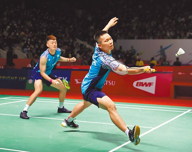 李洋（右）、王齐麟（左）于印尼羽球大师赛首轮直落二获胜。（Badminton Photo提供）
