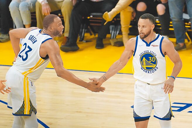 卓雷蒙格林（左）強調柯瑞一直是勇士無可取代的領袖。（美聯社）