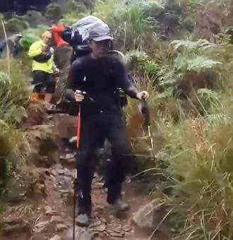 桃山女山友陳屍山路間  大體揹運下山家屬領回