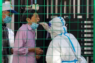 北京上海收緊封控措施大規模核酸檢測引發再封城憂慮